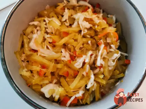 Салат із солоними огірками