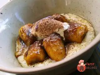 Манна каша з бананів і кремом з маскарпоне.