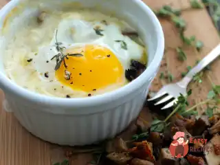 Печена яєчня з пармезаном та прованськими травами