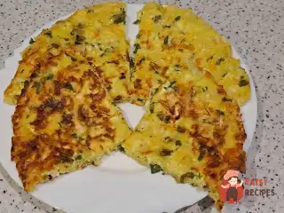 Лінивий сніданок з сиру, лаваша, яєць, зелені та твердого сиру