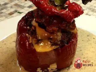 Фарширований перець із томатним соусом