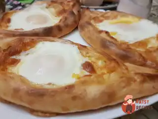 Хачапурі по-аджарськи з бринзою