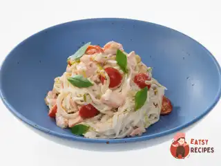 Пшенична локшина з лососем та вершковим сиром