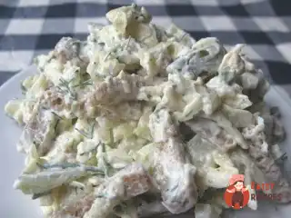 Сирний салат із сухариками та солоними огірками