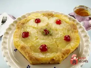 Мигдальний торт з фруктами та рисовою начинкою