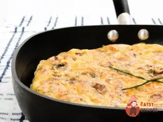 Омлет з курячою печінкою та помідорами