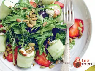 Салат з ролами з огірків та полуницею