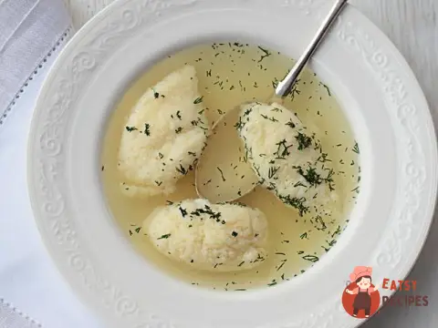 Бульйон із цесарки з яєчними галушками