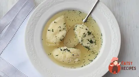 Бульйон із цесарки з яєчними галушками