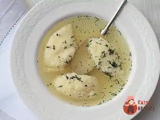 Бульйон із цесарки з яєчними галушками