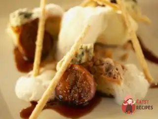 Печений інжир з червоним вином, горіхами та маскарпоне.