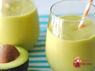 Смузі з авокадо, апельсина, банана та лимонного соку