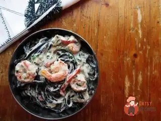 Паста у вершково-чесночному соусі з креветками та солодким перцем.