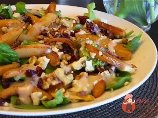 Салат з яблуками та сиром з пліснявою