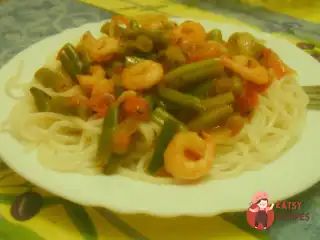 Спагетті з креветками та стручковою квасолею