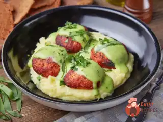 Фіш-боли зі шпинатом та картопляним пюре