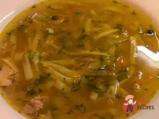 Домашня локшина на курячо-капустяному бульйоні по-варшавськи