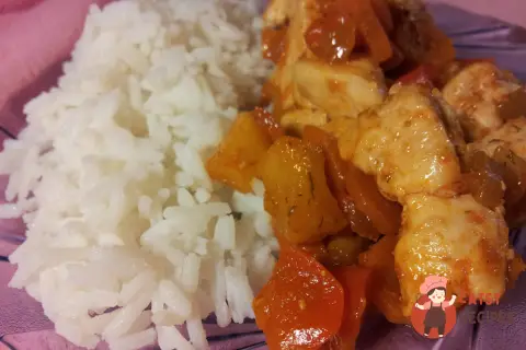Куряче філе в кисло-солодкому соусі з ананасами
