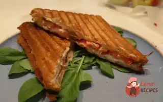 Простий гарячий сендвіч із червоною рибою та рікотою