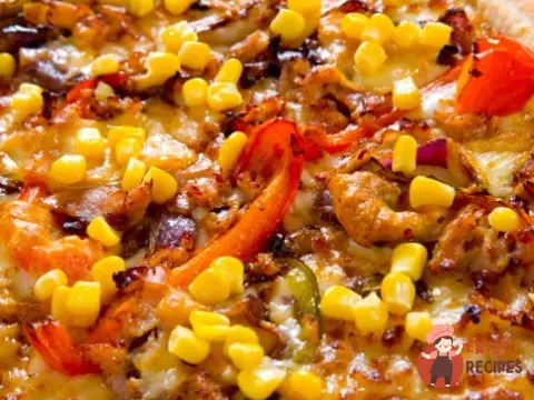 Піца з цукіні, куркою та кукурудзою