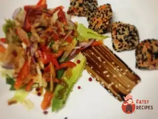 Теплий салат з лососем та соусом унаги