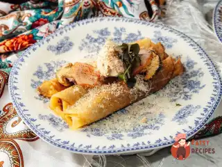 Пшеничні млинці з куркою та грибами