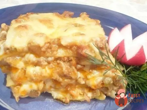 Лазання з м'ясом, беконом та овочами під соусом бешамель