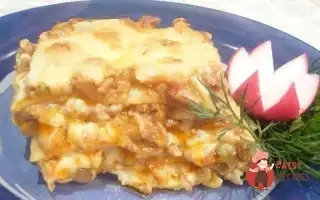 Лазання З М'яСом, Беконом Та Овочами Під Соусом Бешамель
