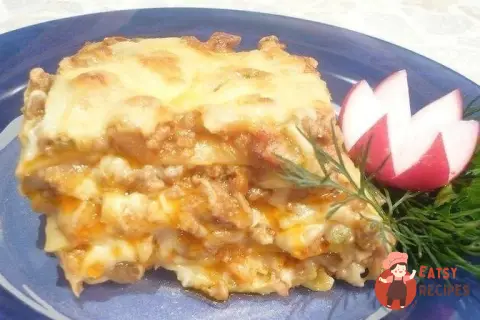 Лазання з м'ясом, беконом та овочами під соусом бешамель