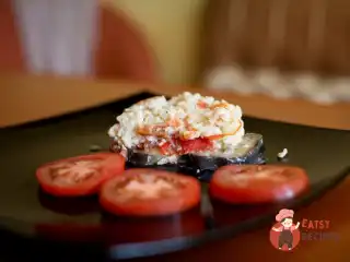 Запечені баклажани з креветками та рисом