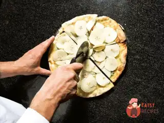 Піца з блакитним сиром та грушею