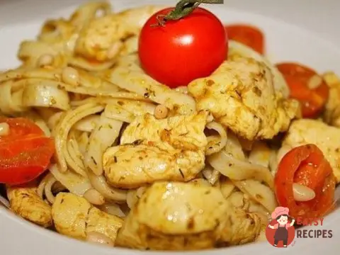 Паста з куркою, соусом песто та кедровими горішками