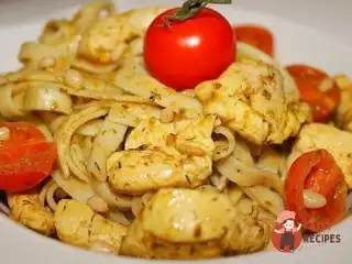 Паста з куркою, соусом песто та кедровими горішками