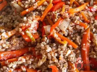 Тушкована гречка з яловичиною