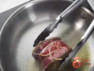 Крок 2: Філе міньйон з соусом борделез і картоплею конфі