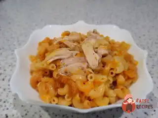 Макарони на сковороді з курячим м'ясом