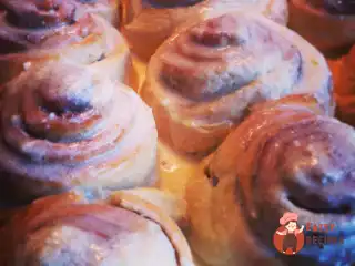 Синнабони з корицею та ванільно-вершковим соусом