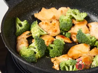 Крок 4: Гостра локшина «Курка в гнізді» з овочами