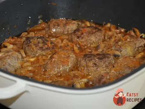 Котлети у цибульному соусі