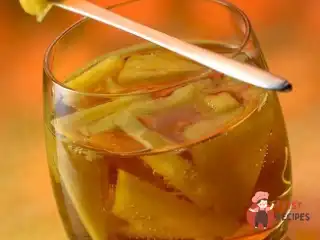 Ананасовий крюшон з шампанським та коньяком