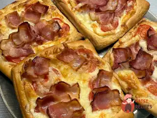 Міні-піци з беконом і коктейльними томатами