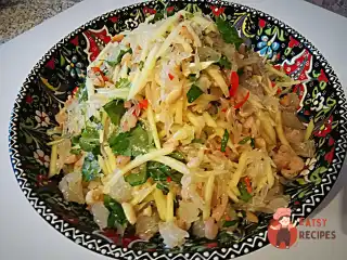 В'єтнамський салат із зеленим манго, креветками та помело