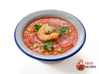 Холодний суп з сочевицею, горіхами та редискою