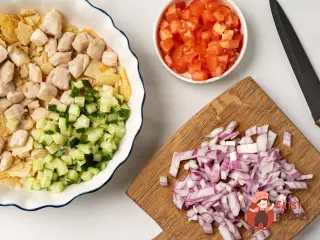 Крок 5: Салат із куркою та чипсами