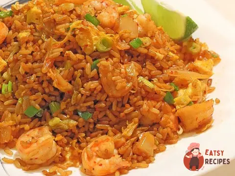 Класичний смажений рис по-кантонськи з куркою та креветками