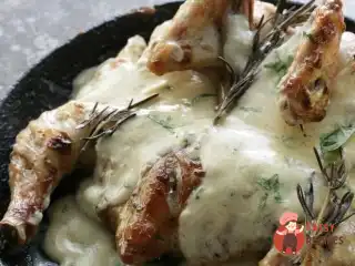 Запечене курча в соусі з маскарпоне з розмарином.
