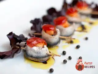 Пінчоси з маринованої кільки, папайї та томатного мармеладу