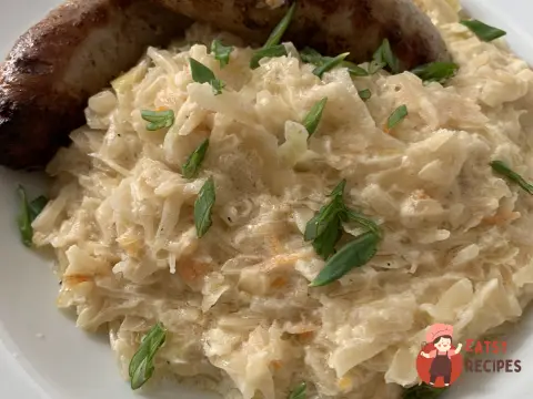 Тушкована квашена капуста з сосисками по-фінськи