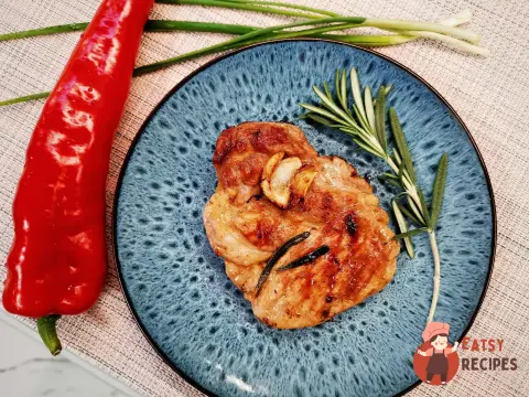 Стейк зі свинячої шиї на сковороді гриль.