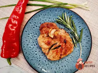 Стейк зі свинячої шиї на сковороді гриль.